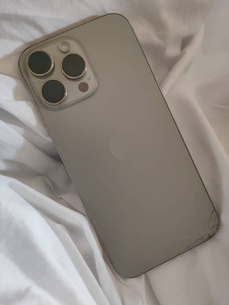 Apple iPhone 16 Pro Max 4