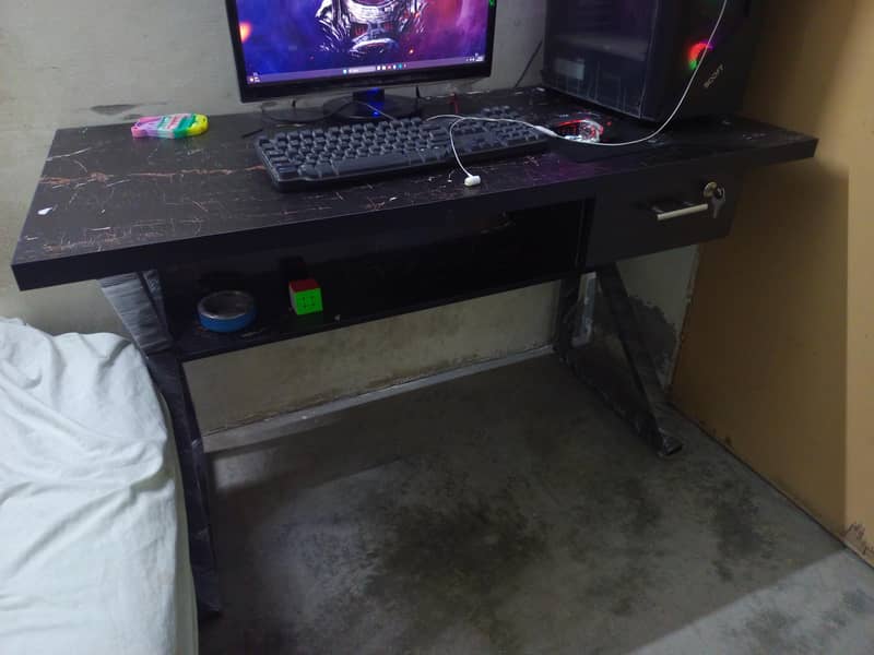 COMPUTER TABLE 0
