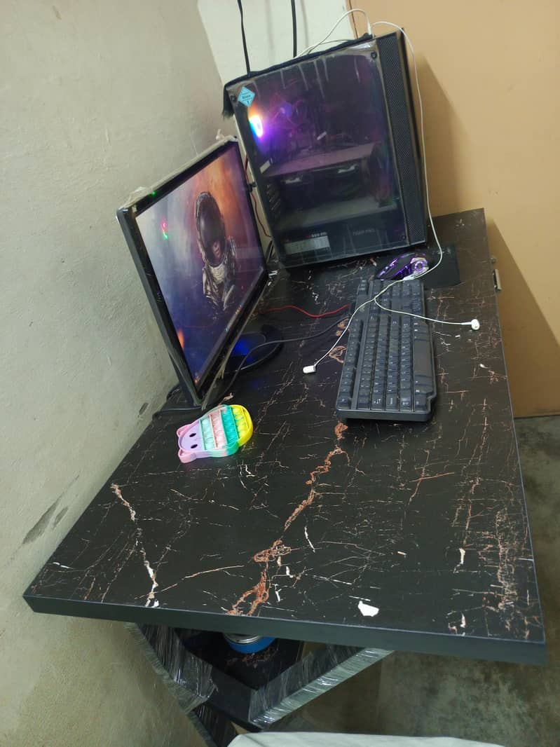 COMPUTER TABLE 1
