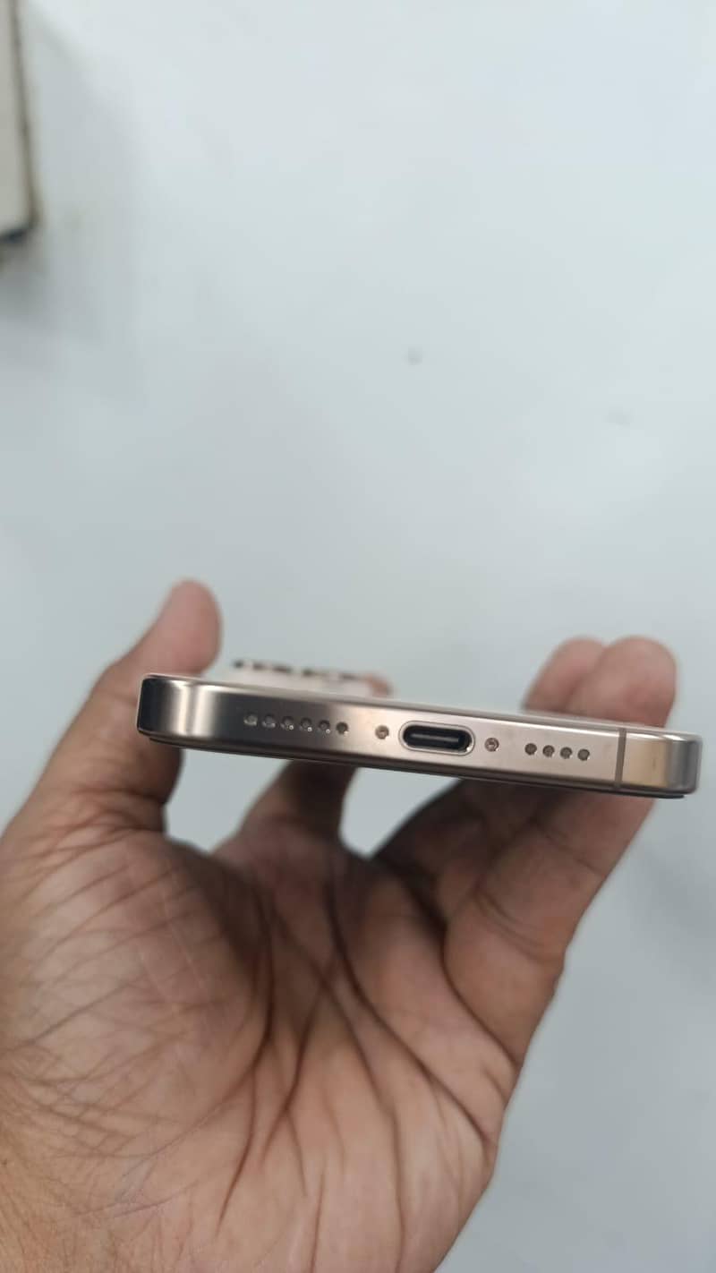 Apple iPhone 16 Pro Max 1