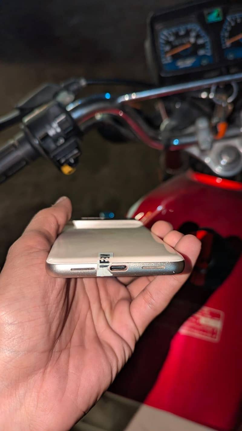 Google Pixel 8 4