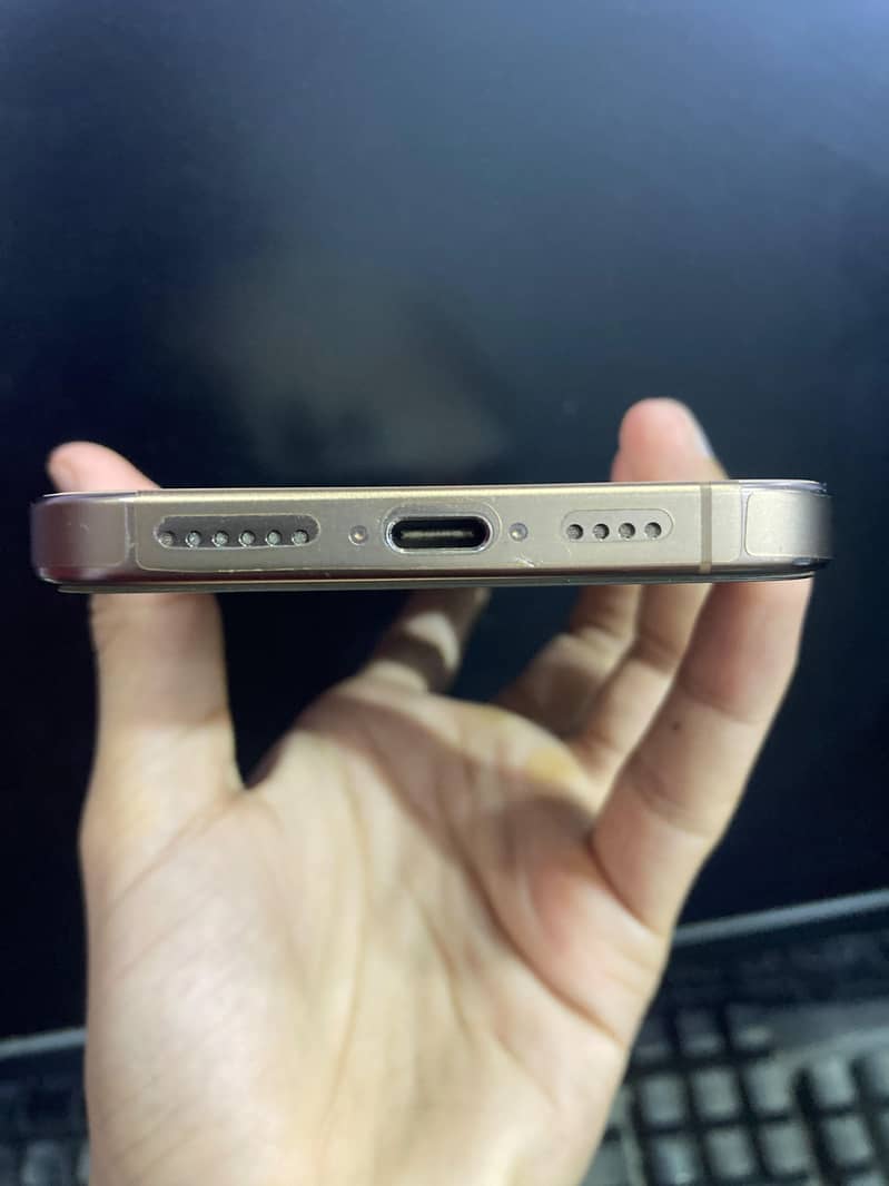 Apple iPhone 16 Pro Max 4