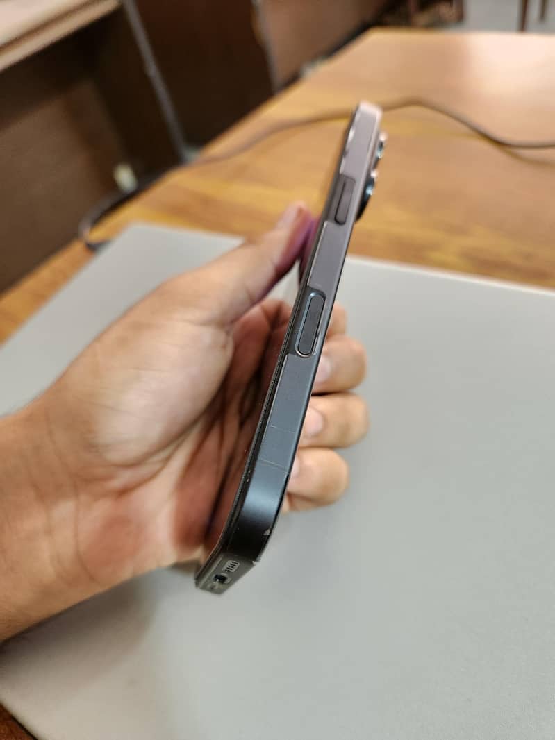 Apple iPhone 16 Pro 2