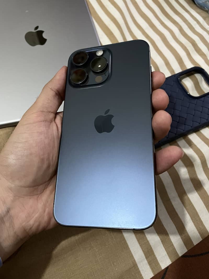 Apple iPhone 15 Pro Max 3