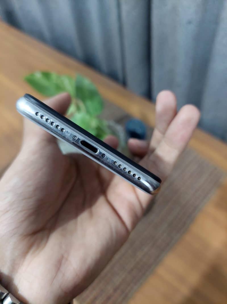 Apple iPhone X 4