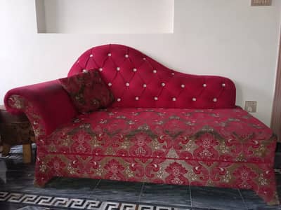 3 seater sofa available in a very good condition