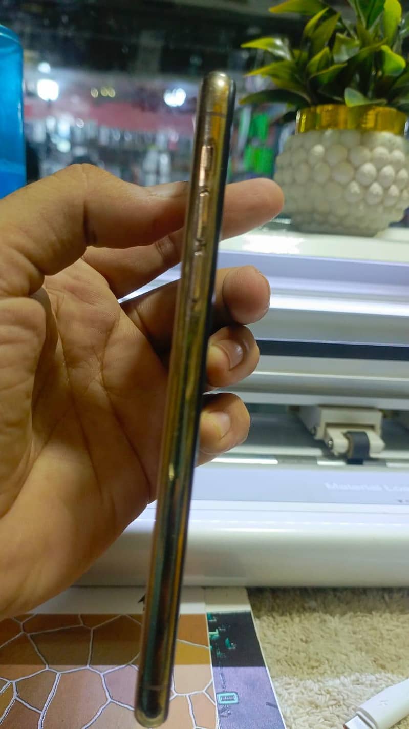 Apple iPhone 11 Pro Max 4
