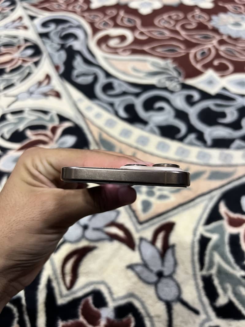 Apple iPhone 16 Pro Max 1