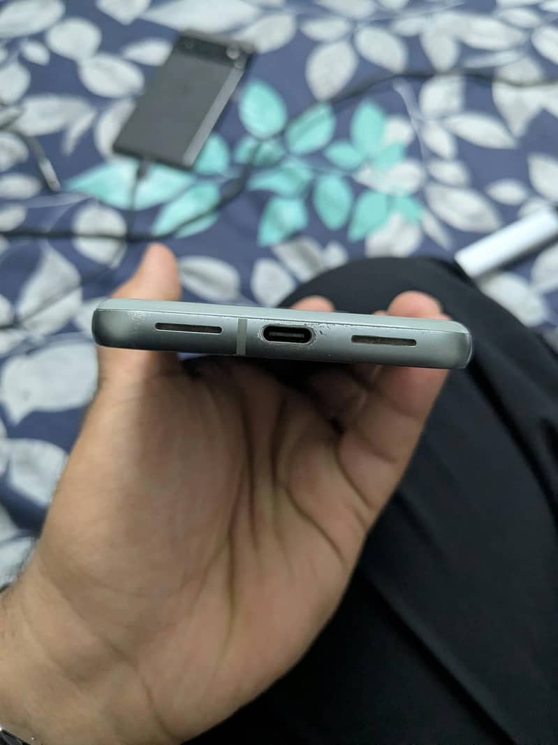 Google Pixel 8 4