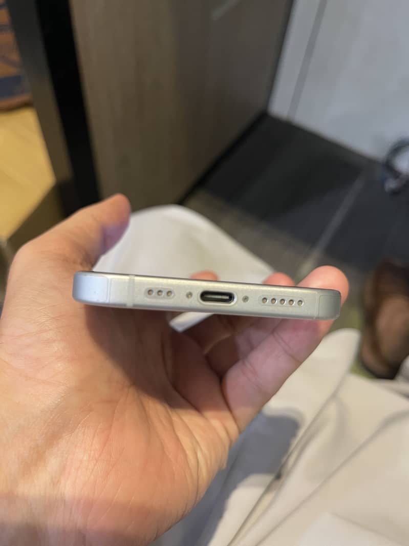 Apple iPhone 15 4
