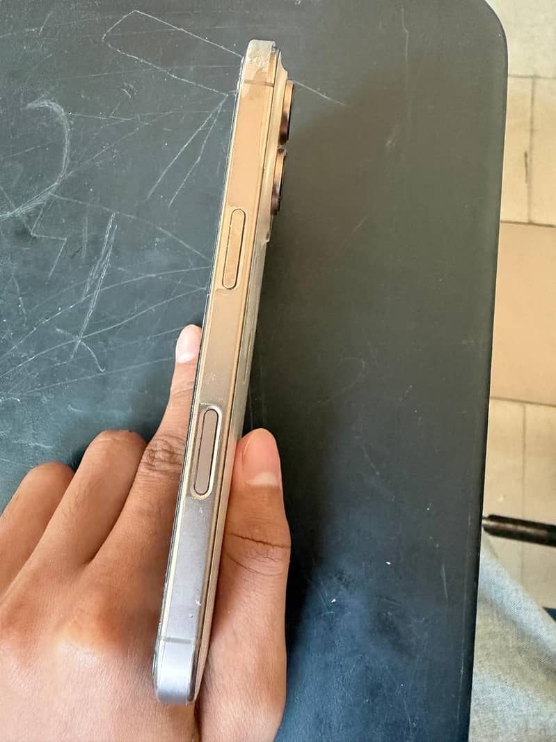 Apple iPhone 16 Pro 1
