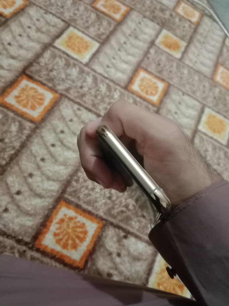 Apple iPhone 11 Pro 4