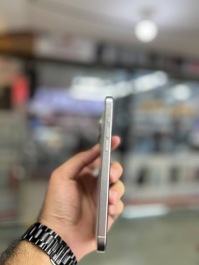 Apple iPhone 15 Pro Max 4