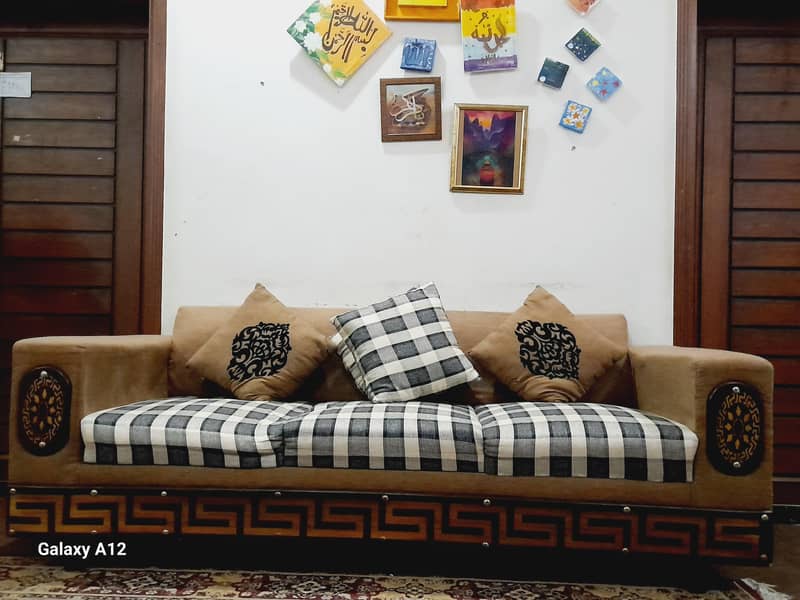 4 Seater sofa . 0