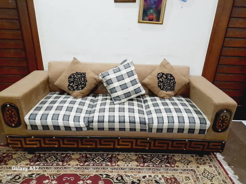 4 Seater sofa . 1