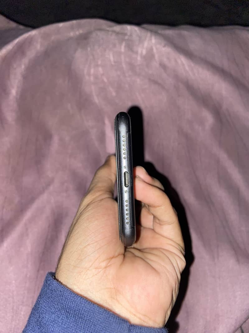 Apple iPhone 11 4