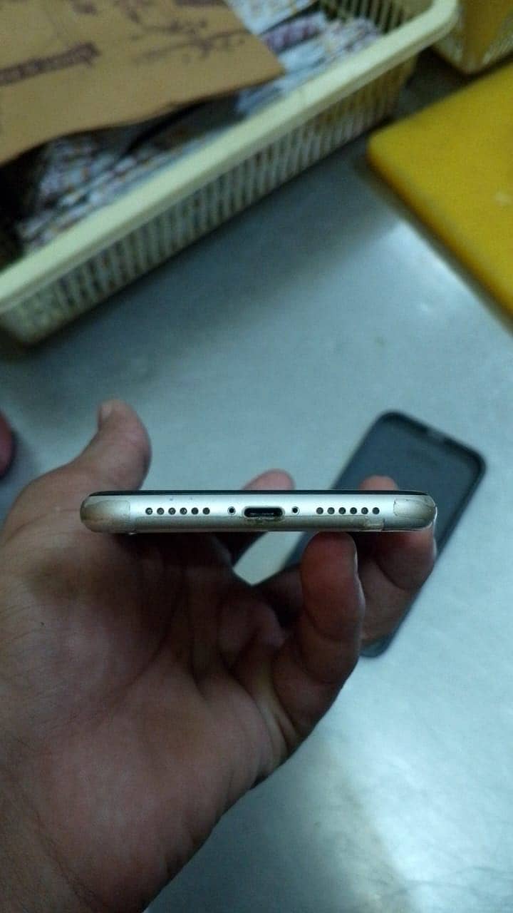 Apple iPhone 11 4
