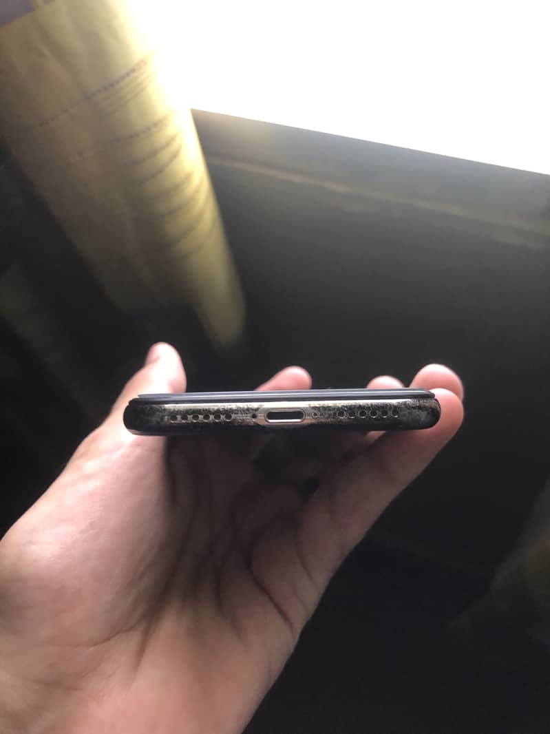 Apple iPhone X 4