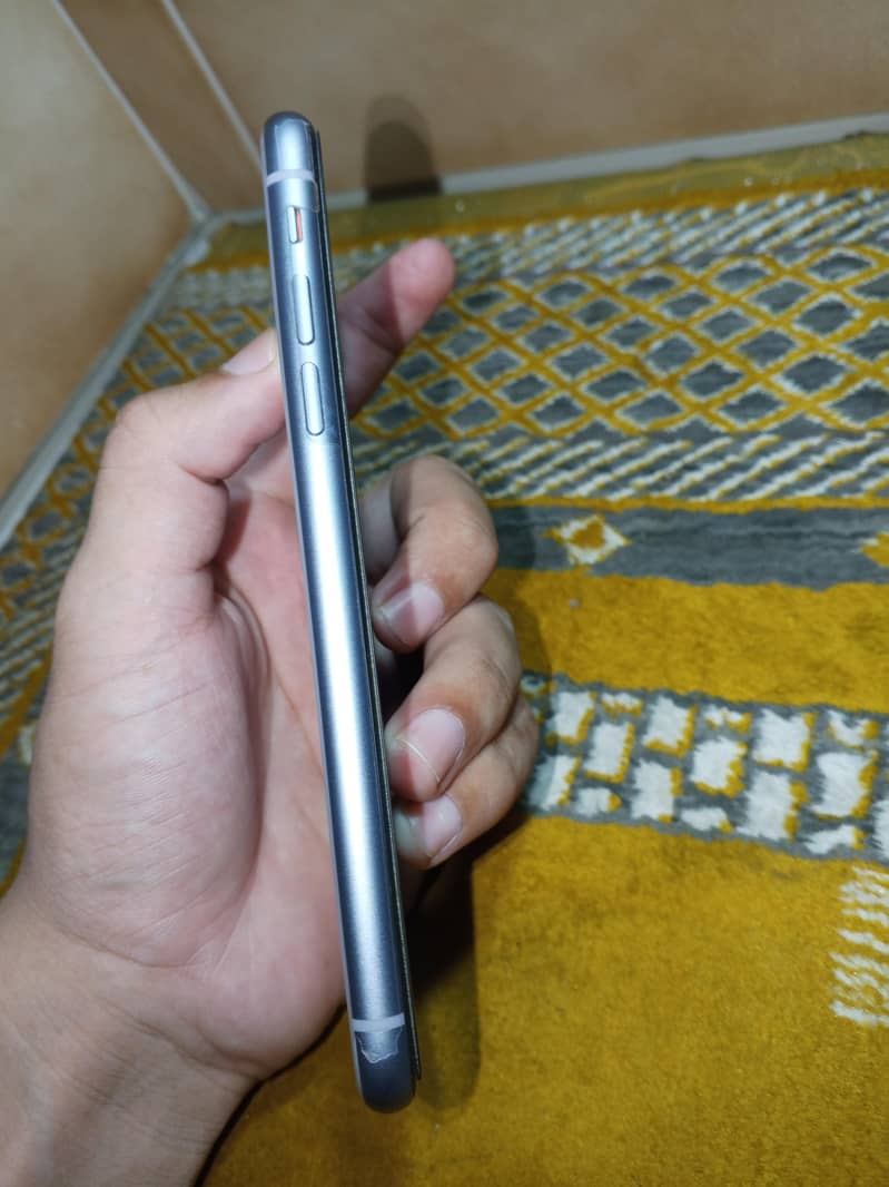 Apple iPhone 11 4