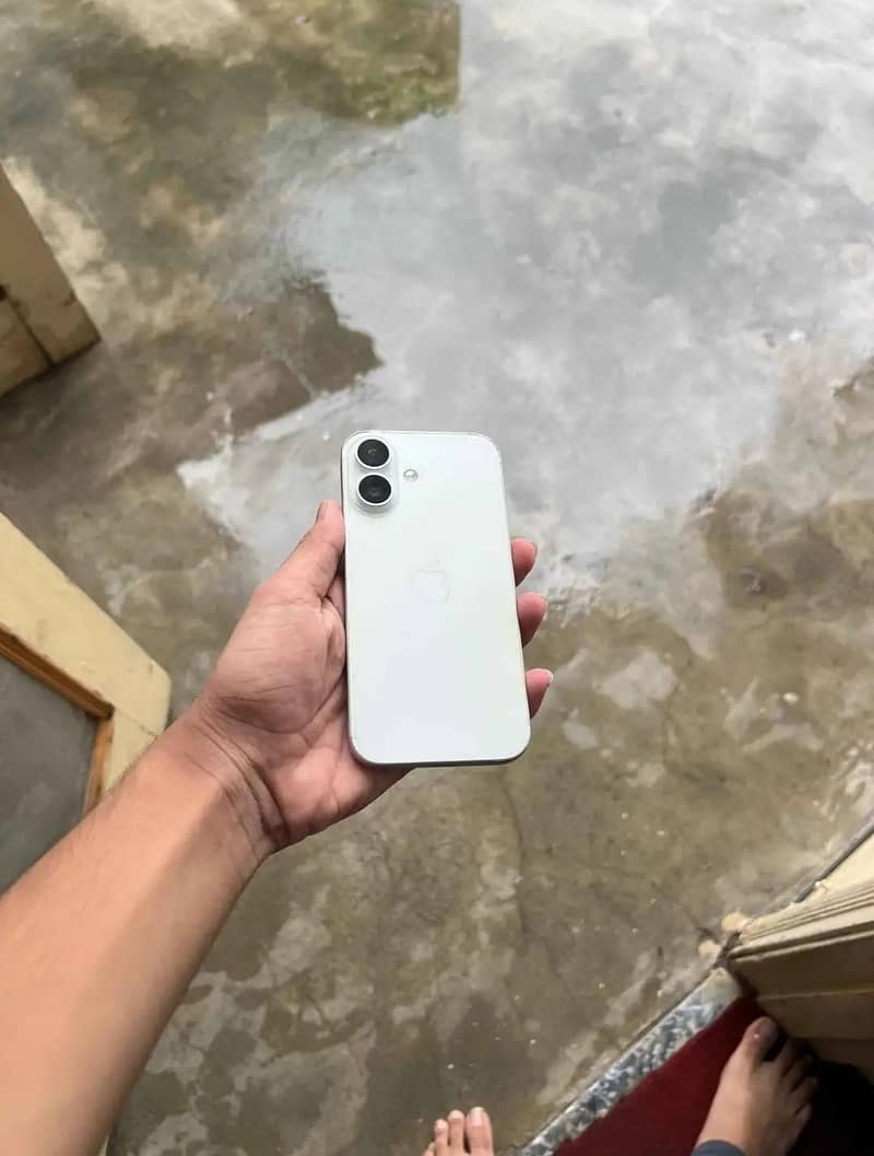 Apple iPhone 16 1