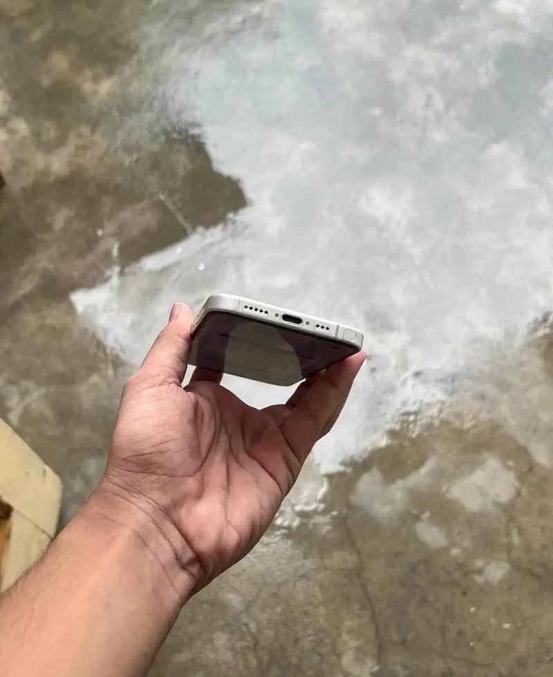 Apple iPhone 16 3
