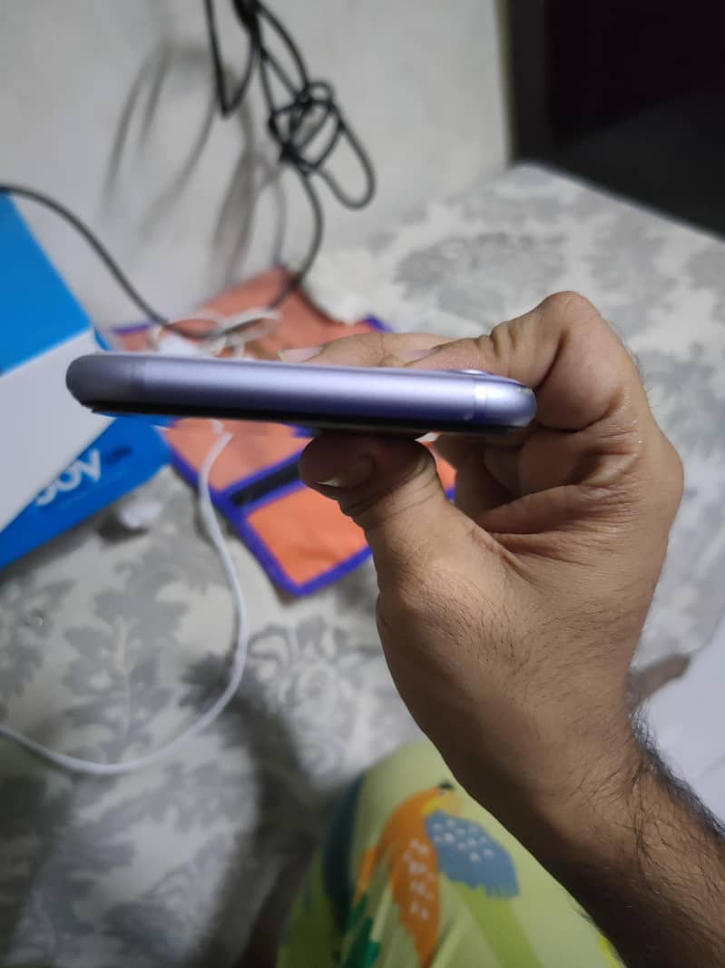 Apple iPhone 11 3