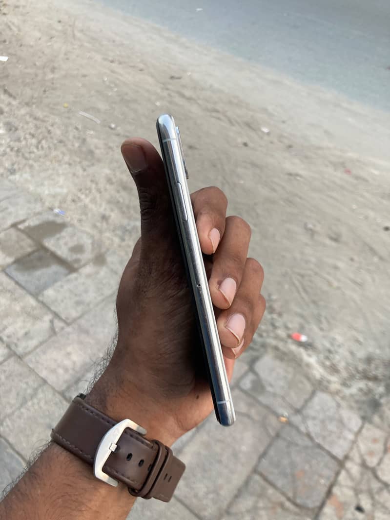 Apple iPhone X 4