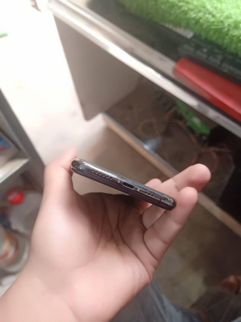 Apple iPhone 11 Pro 4