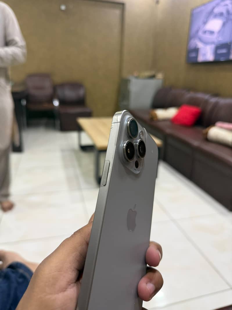 Apple iPhone 15 Pro Max 2