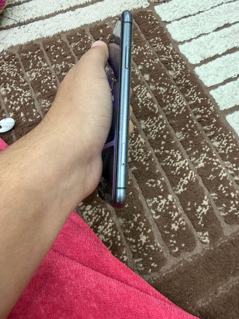 Apple iPhone 11 4