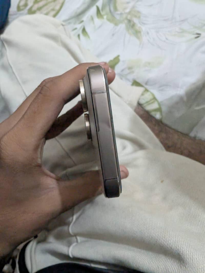 Apple iPhone 16 Pro 1