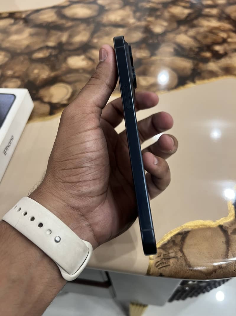 Apple iPhone 15 Pro Max 4