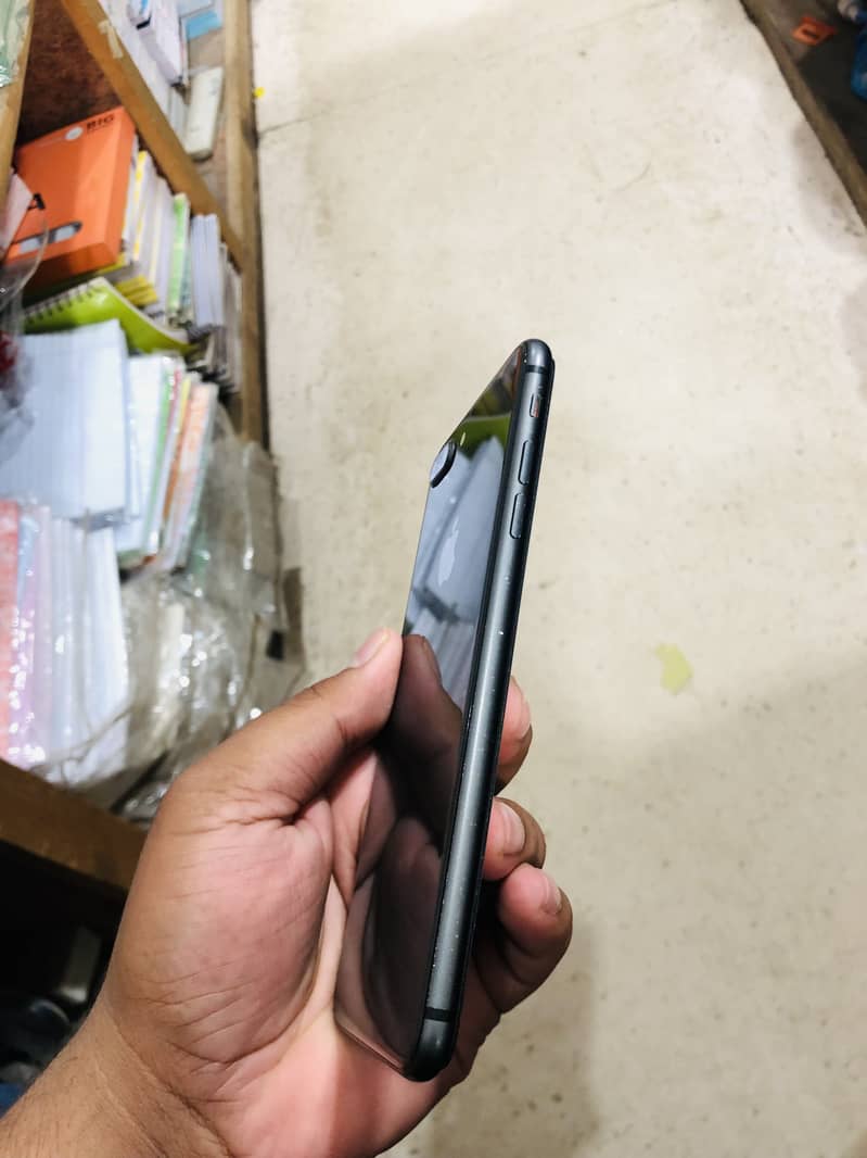 Apple iPhone 8 Plus 1