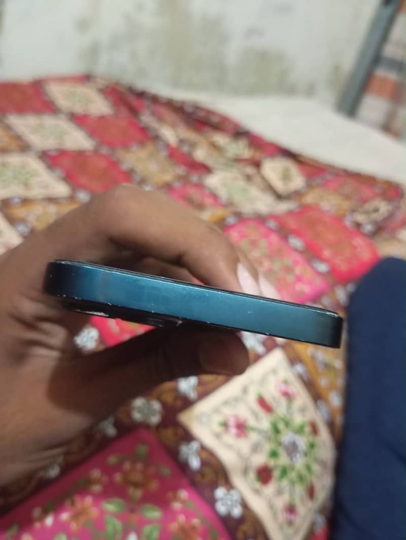 Apple iPhone 13 5