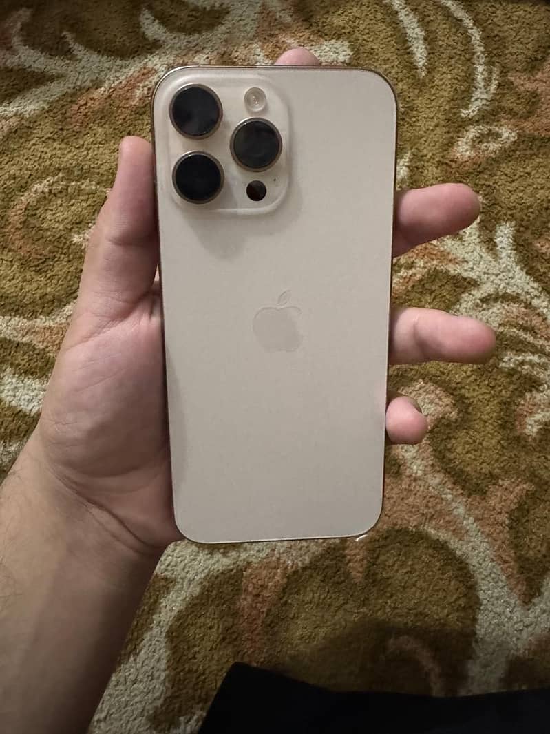 Apple iPhone 16 Pro Max 4