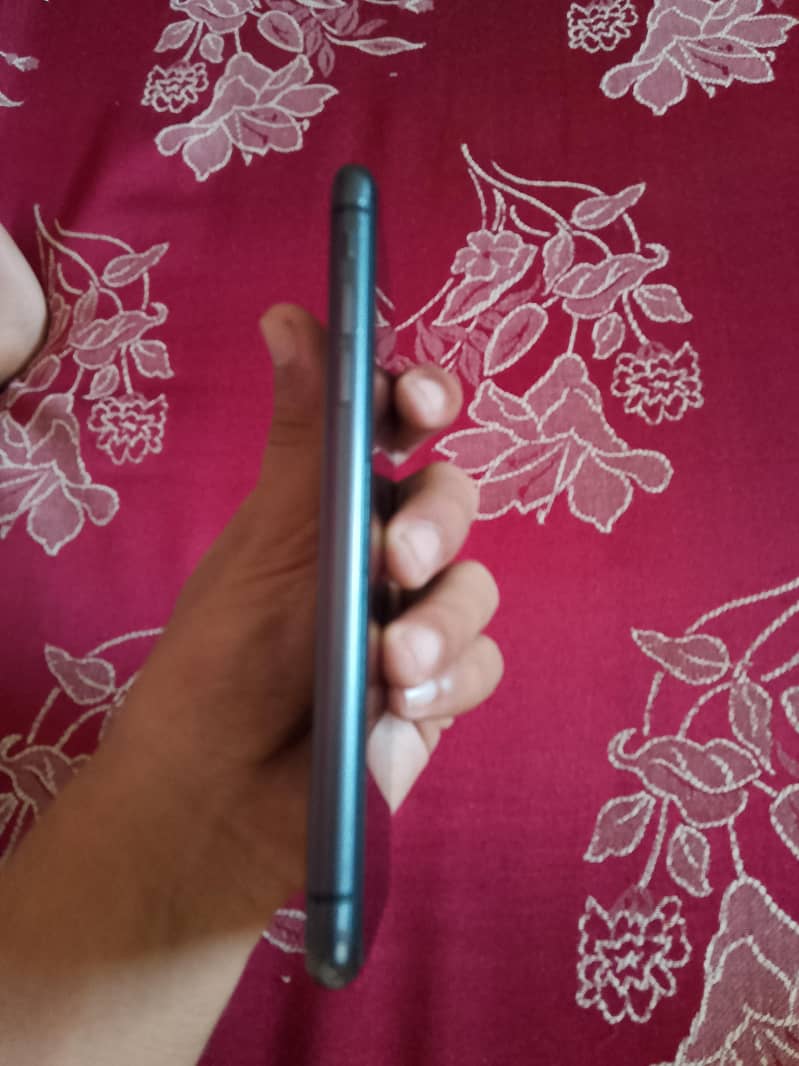 Apple iPhone 11 3