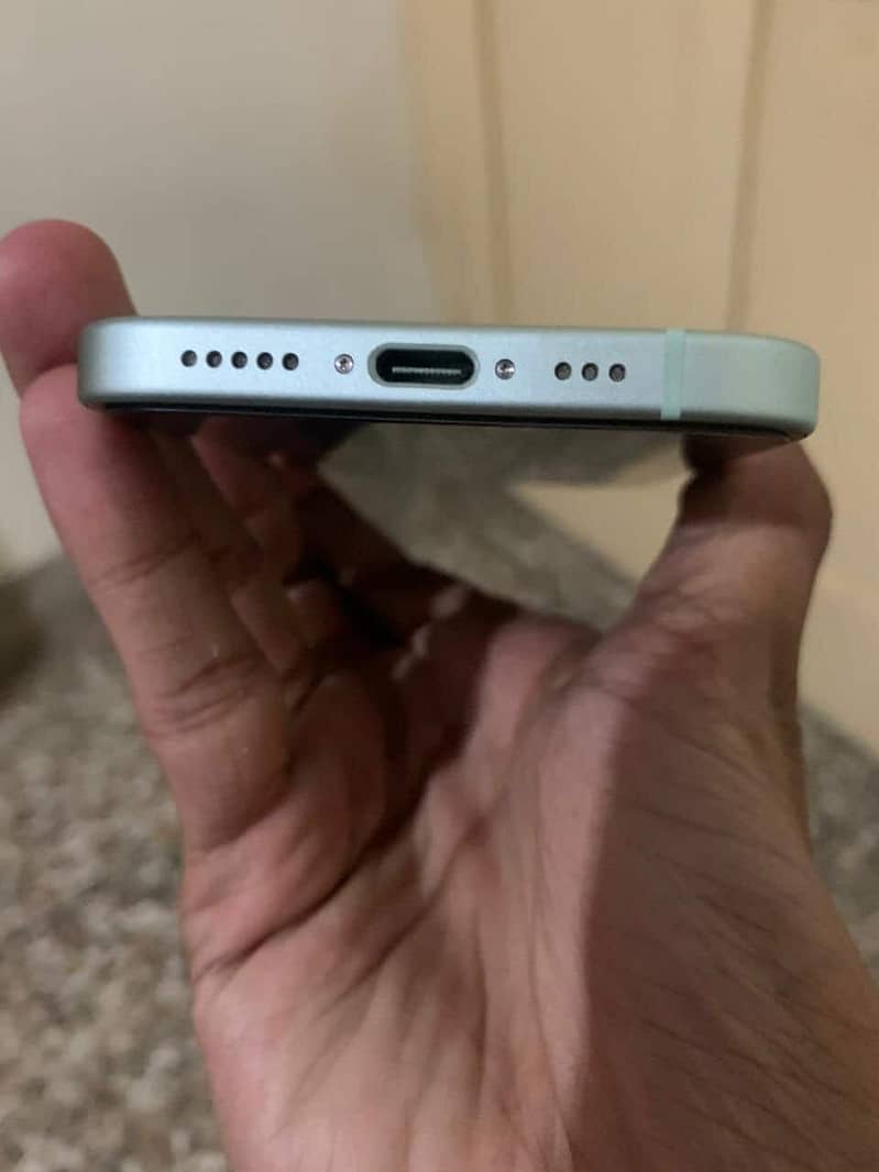 Apple iPhone 15 4
