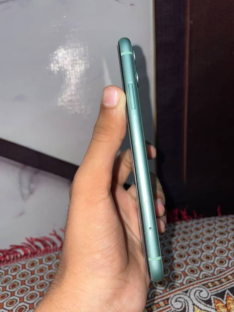 Apple iPhone 11 4