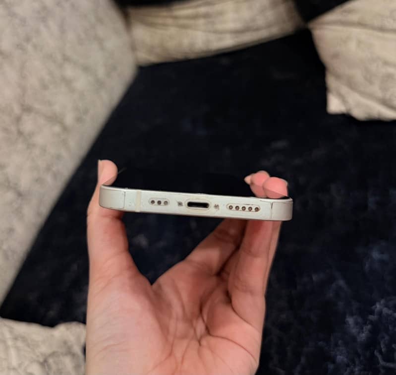 Apple iPhone 13 8