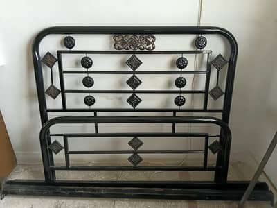 black iron bed in great condition