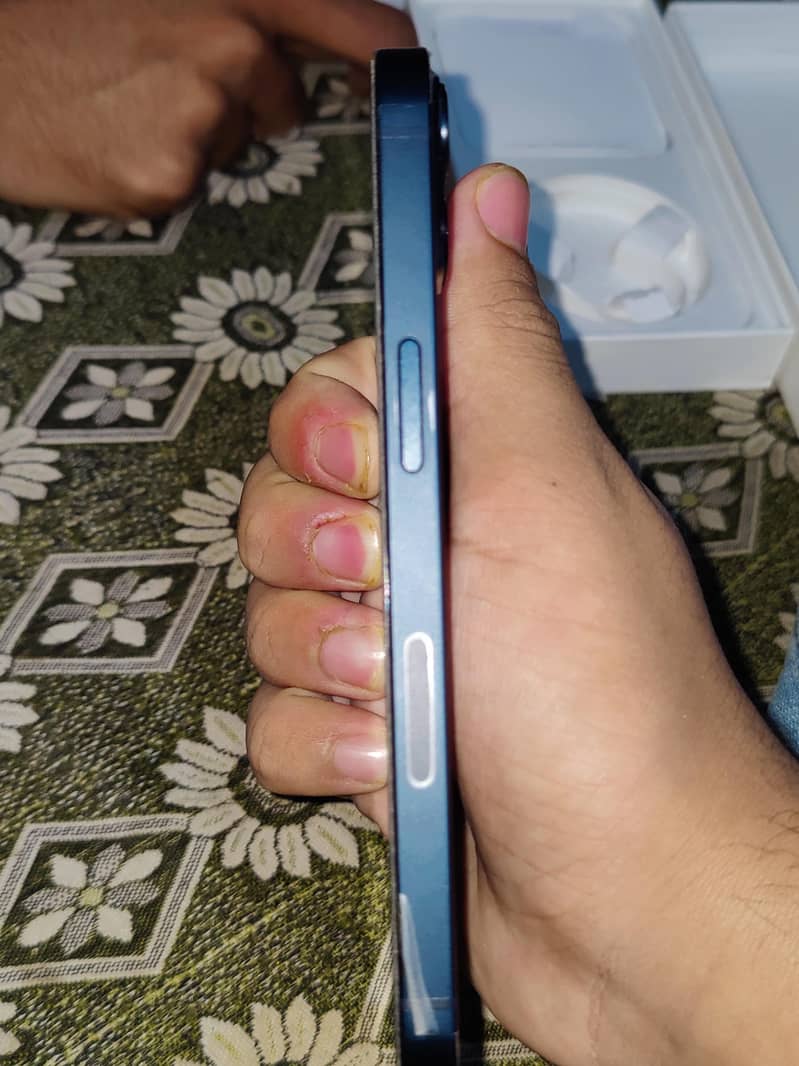 Apple iPhone 13 2