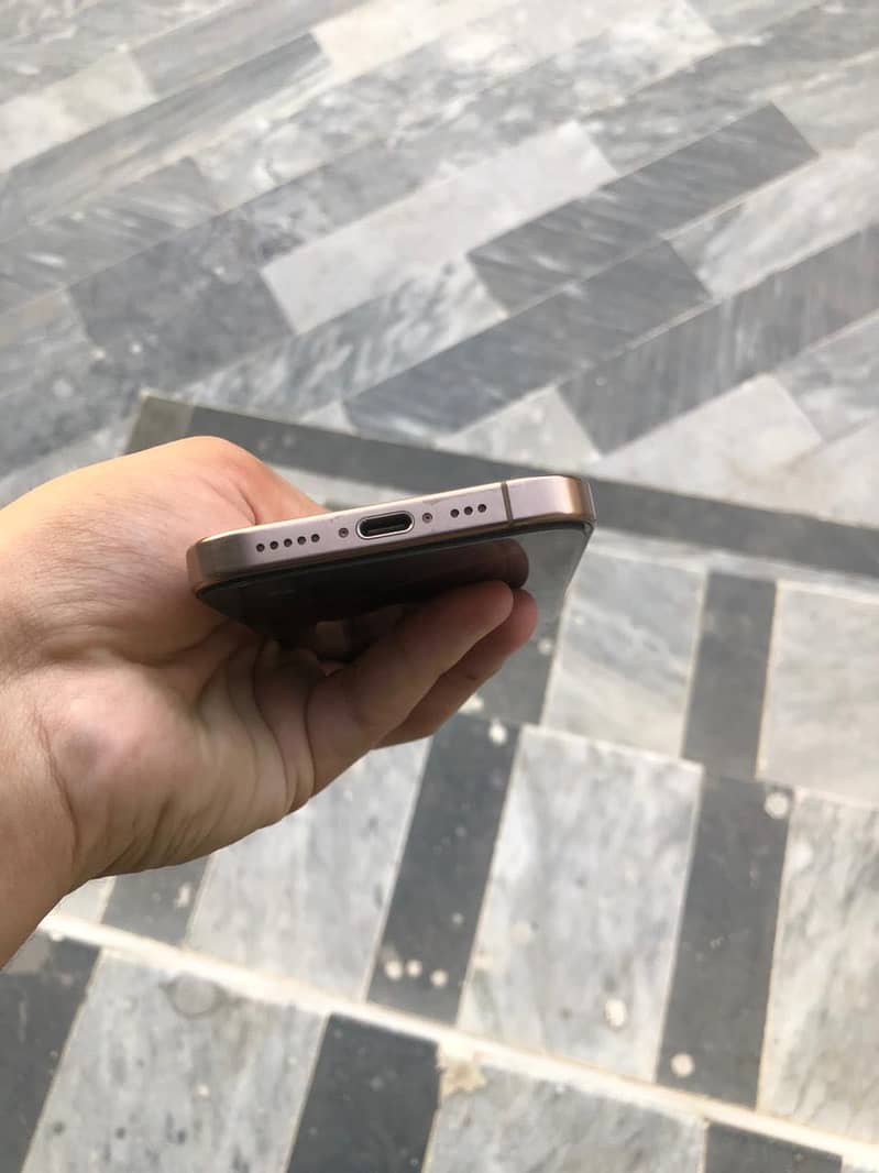 Apple iPhone 16 Pro 2