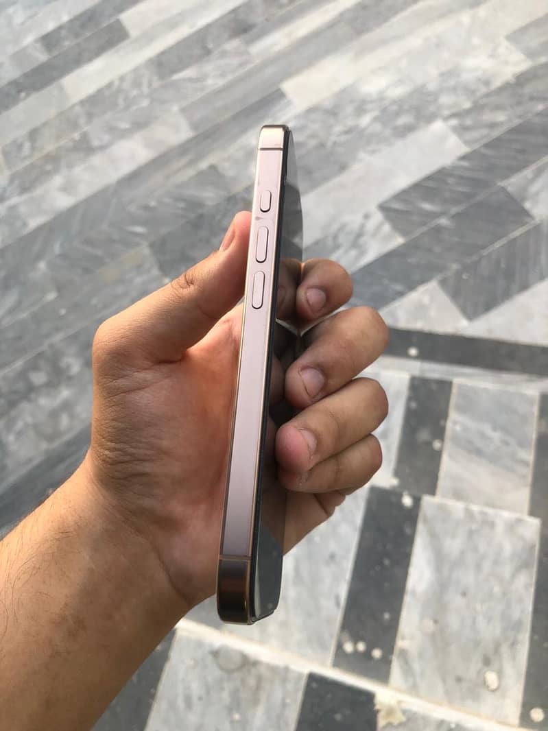 Apple iPhone 16 Pro 4