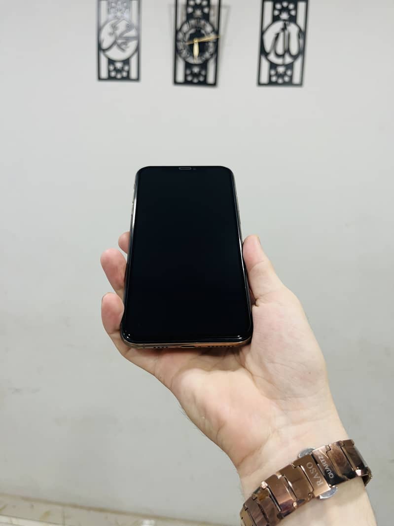 Apple iPhone XS Max 3