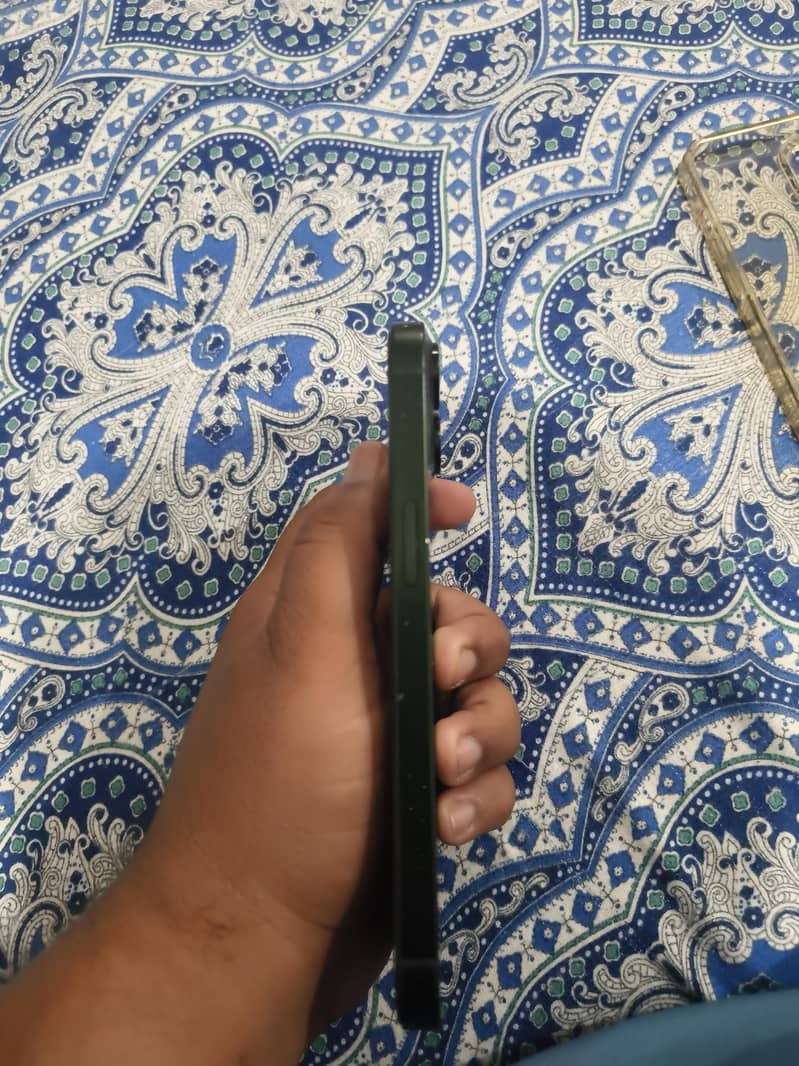 Apple iPhone 13 1