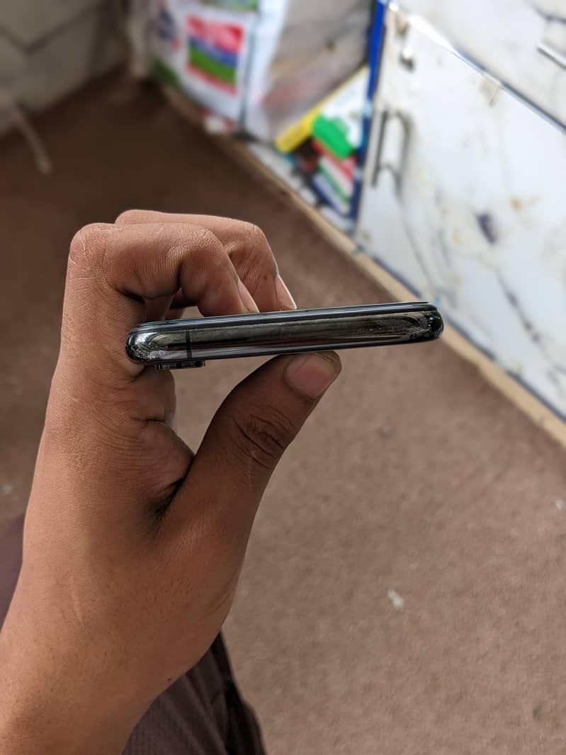 Apple iPhone XS 4