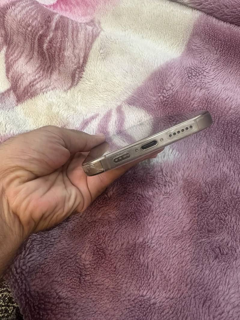 Apple iPhone 16 Pro Max 0