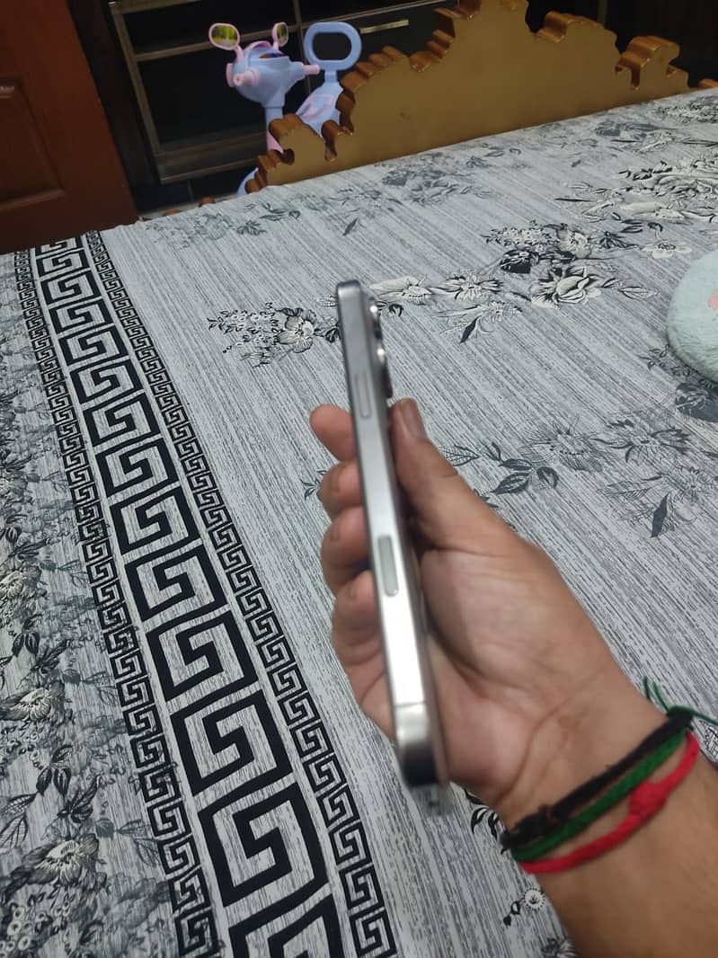 Apple iPhone 16 Pro Max 3