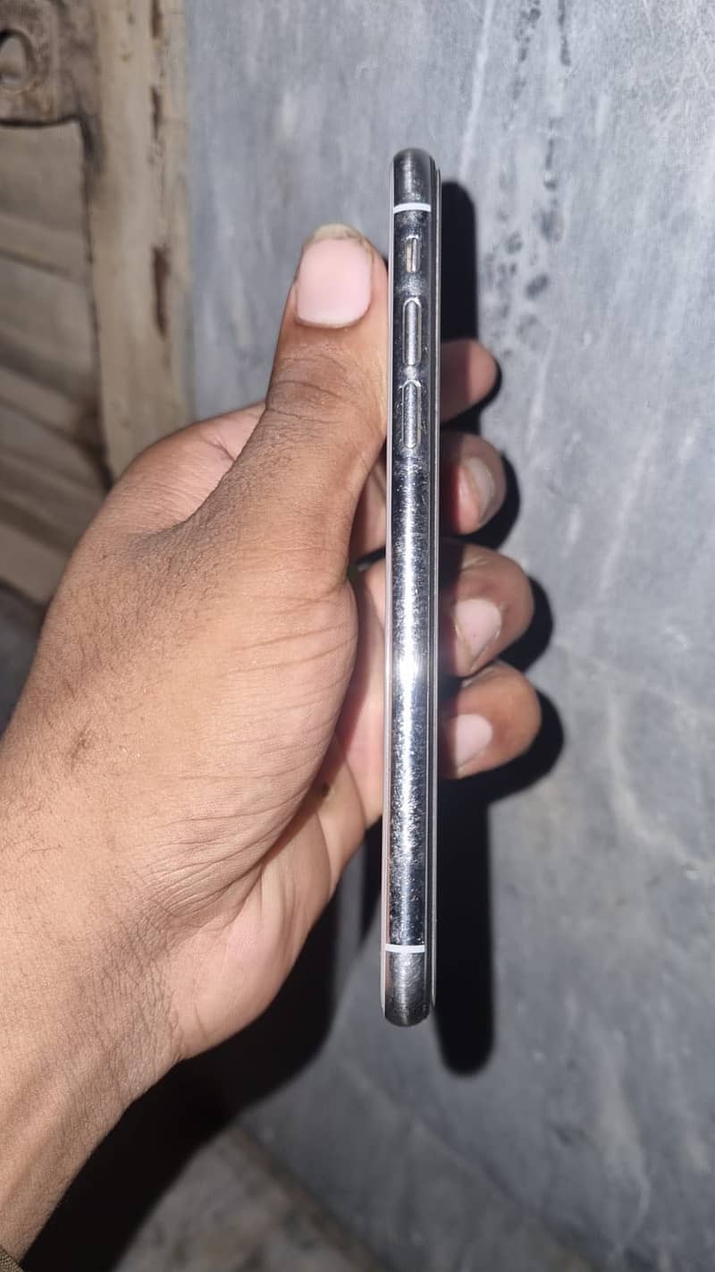 Apple iPhone X 4