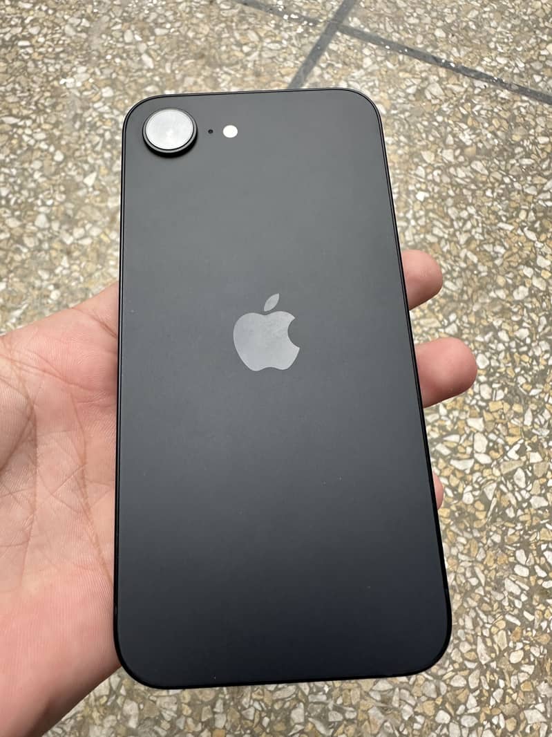 Apple iPhone 16e JV 0